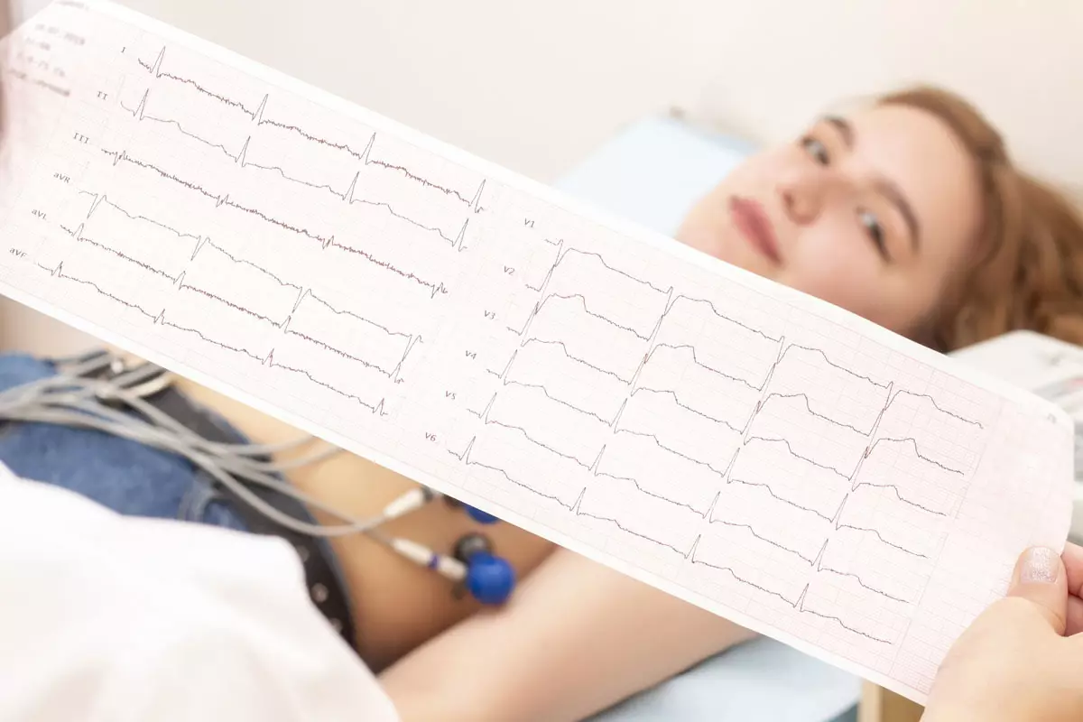 Conte com a excelência da Policlínica de Botafogo para realizar seu eletrocardiograma com rapidez e segurança, seja para avaliações clínicas de rotina, acompanhamento cardiológico, concursos públicos ou exames ocupacionais solicitados pelo médico do trabalho.